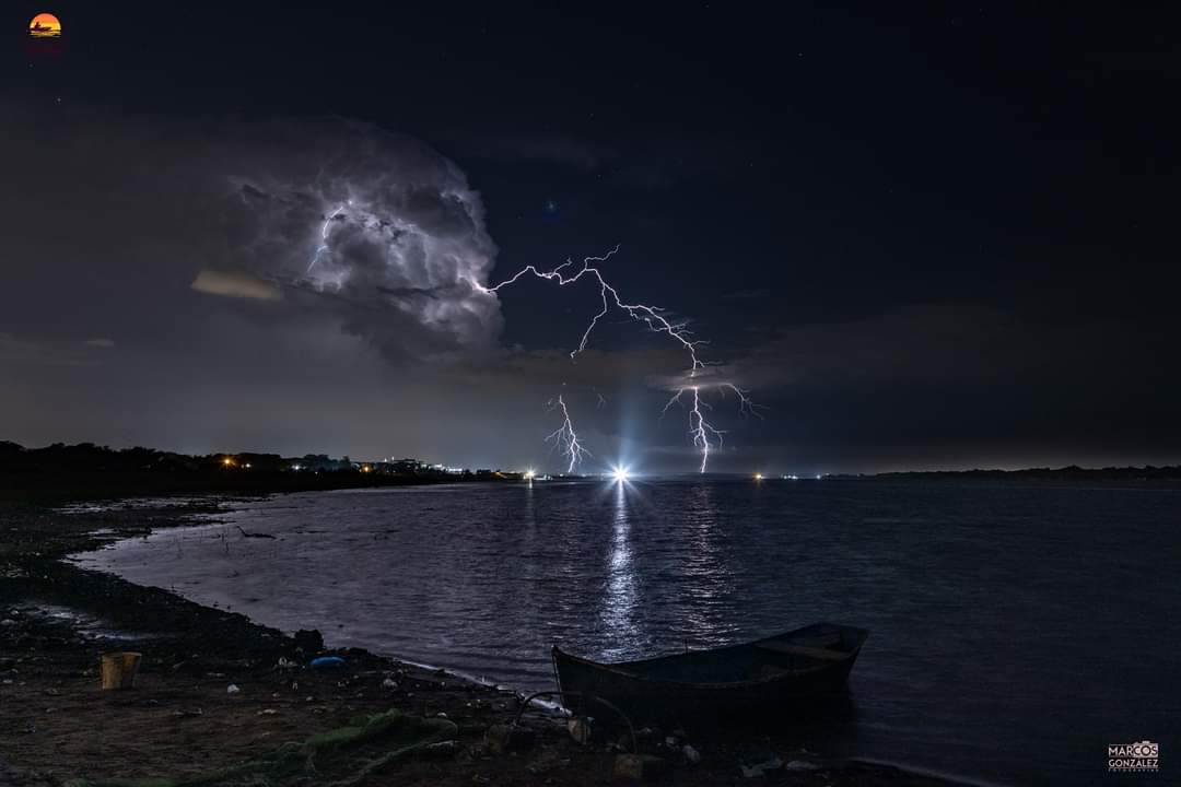 larebelco's tweet photo. #LaResistencia 

Tormenta eléctrica fue capturada el día de ayer en la ciudad de San Antonio, por el fotógrafo Marcos González ⛈️🌩️
Fuente: @AnthonyPaez595

💻https://t.co/XOczLFfPcA https://t.co/ORbPeA8CRe