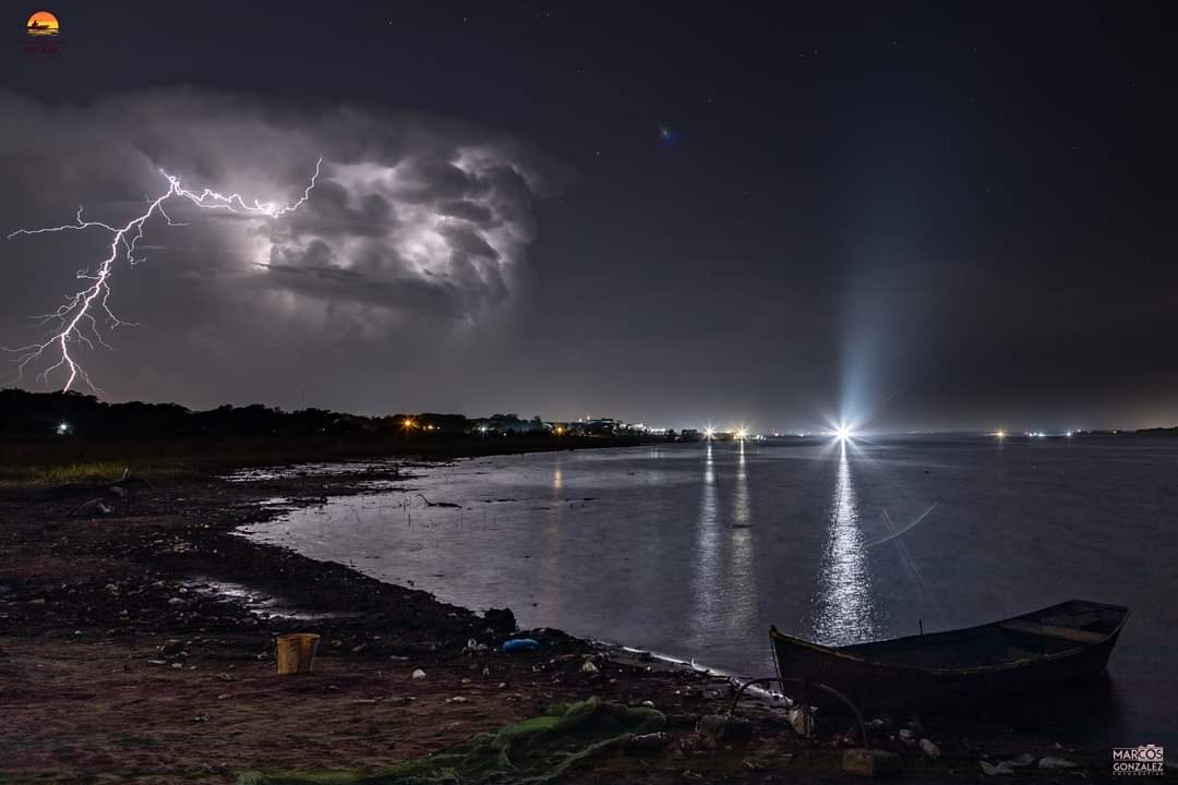 larebelco's tweet photo. #LaResistencia 

Tormenta eléctrica fue capturada el día de ayer en la ciudad de San Antonio, por el fotógrafo Marcos González ⛈️🌩️
Fuente: @AnthonyPaez595

💻https://t.co/XOczLFfPcA https://t.co/ORbPeA8CRe