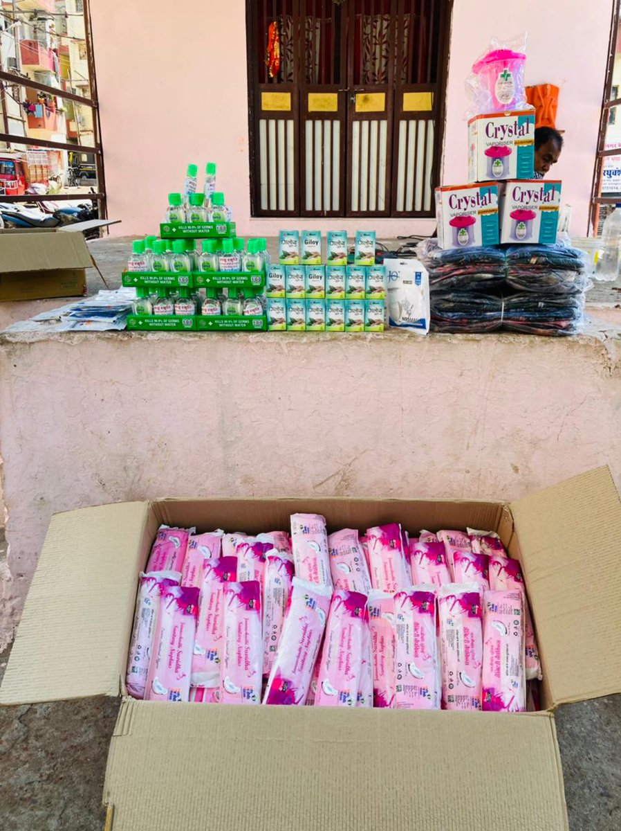 indiacan2020's tweet photo. .@idea_mp , @ShobhitSharmaMP meet @muktivadi Bhopal relief needs for 50 Adivasi Children in Nehru Nagar Area . Provided 50 Tshirts,50 sanitizers, N95 mask, Vaporiser, Bags,200 Sanitary Pads.
Goods handed to Mona Baghmari of @muktivadi. 

Thank you @RajivKumar1 @NITIAayog https://t.co/SHVvhz3mDK