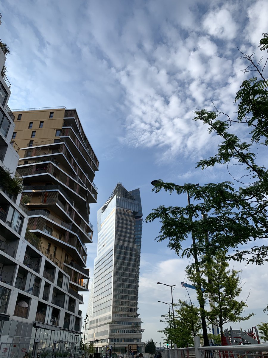 La_CPCU's tweet photo. La CPCU a mis ce matin en service la fourniture de chaleur des @ToursDUO.
Dessinées par les @ateliersjnouvel, elles forment le 3è édifice le plus haut de Paris🤩➡️105 000m² de + raccordés au #reseau de #chauffage urbain de la ville !👏 #ChaleurDurable #EnR https://t.co/A5LTEuenDo