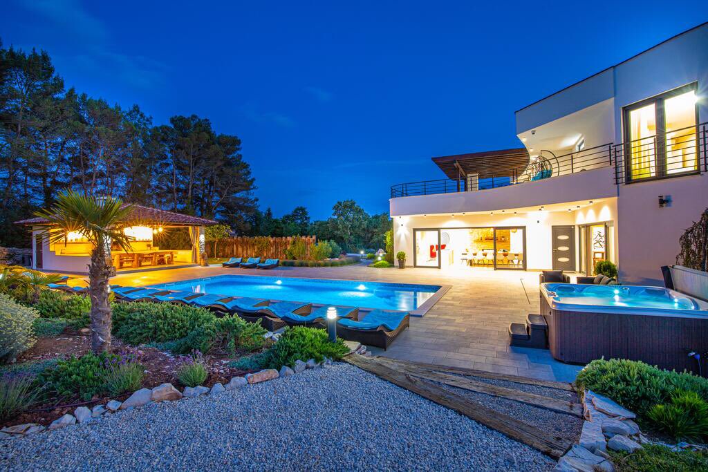 BozoKnez's tweet image. Luxury Homes For Sale In Croatia

#RealEstate #investing #croatia #seafront #luxuryhomes #europe #lifestyle