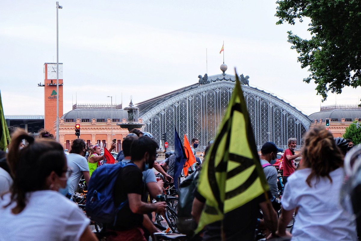 xrmadrid_'s tweet photo. 🚴‍♀️🚴‍♀️ Hoy es el #DiaMundialDeLaBicicleta!!

La #bici 😍😍 es clave para reducir las emisiones en las grandes ciudades. Por eso, el último jueves de mes nos unimos a @labicicritica. 

🧶 Vamos a ver que tal vamos en #Madrid 👇DENTRO HILO. https://t.co/K30LE4iroA