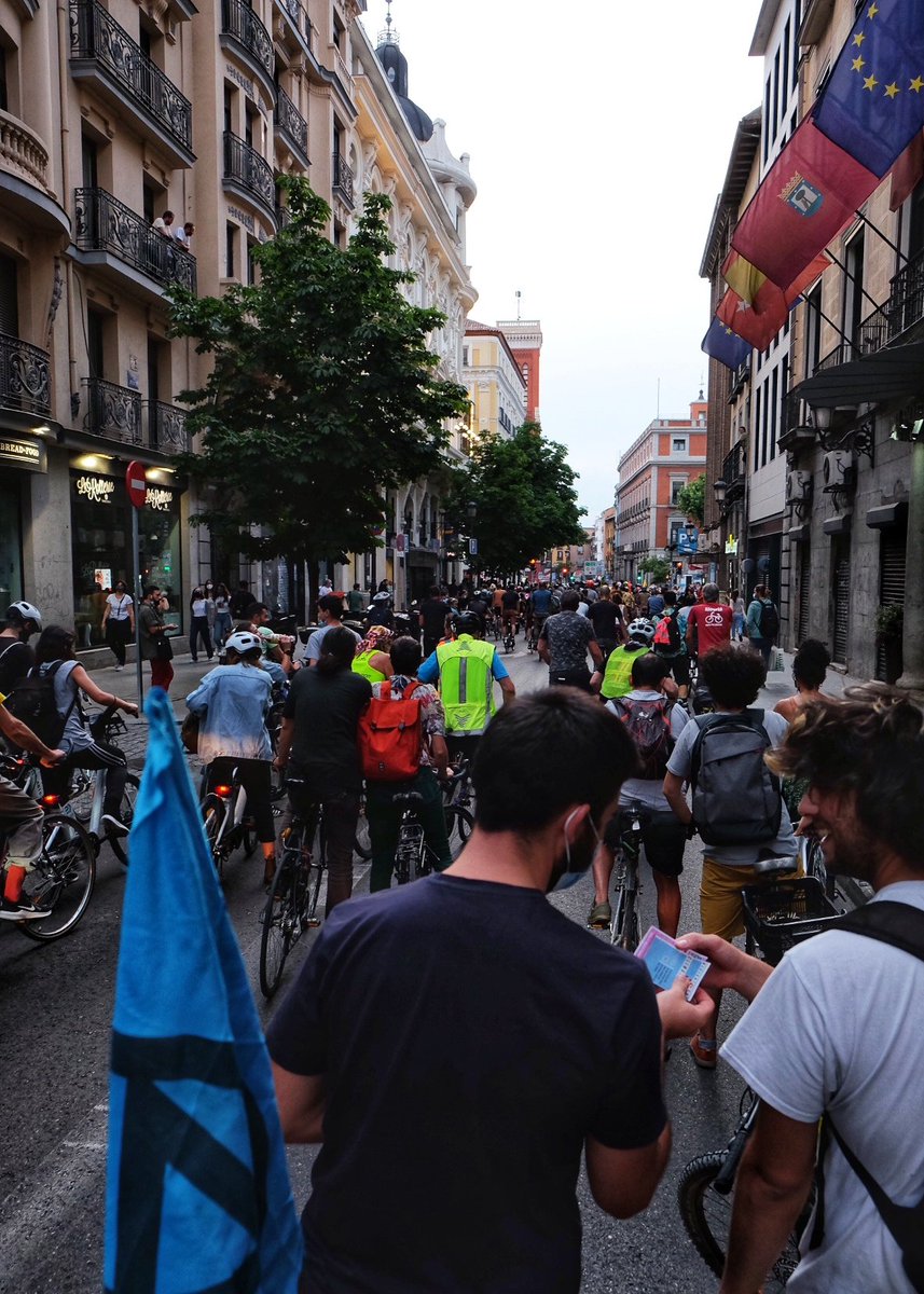 xrmadrid_'s tweet photo. 🚴‍♀️🚴‍♀️ Hoy es el #DiaMundialDeLaBicicleta!!

La #bici 😍😍 es clave para reducir las emisiones en las grandes ciudades. Por eso, el último jueves de mes nos unimos a @labicicritica. 

🧶 Vamos a ver que tal vamos en #Madrid 👇DENTRO HILO. https://t.co/K30LE4iroA