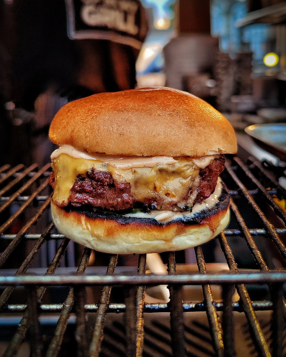 Is it too early to start day dreaming about dinner? With this gorgeous blue sky and summer sunshine we say nay. ☀️

Our dry grass fed patty burgers are made from 40 day aged cuts of rare breed Yorkshire beef and certainly worth dreaming about. 

📍5pm Kingspark, New Malden