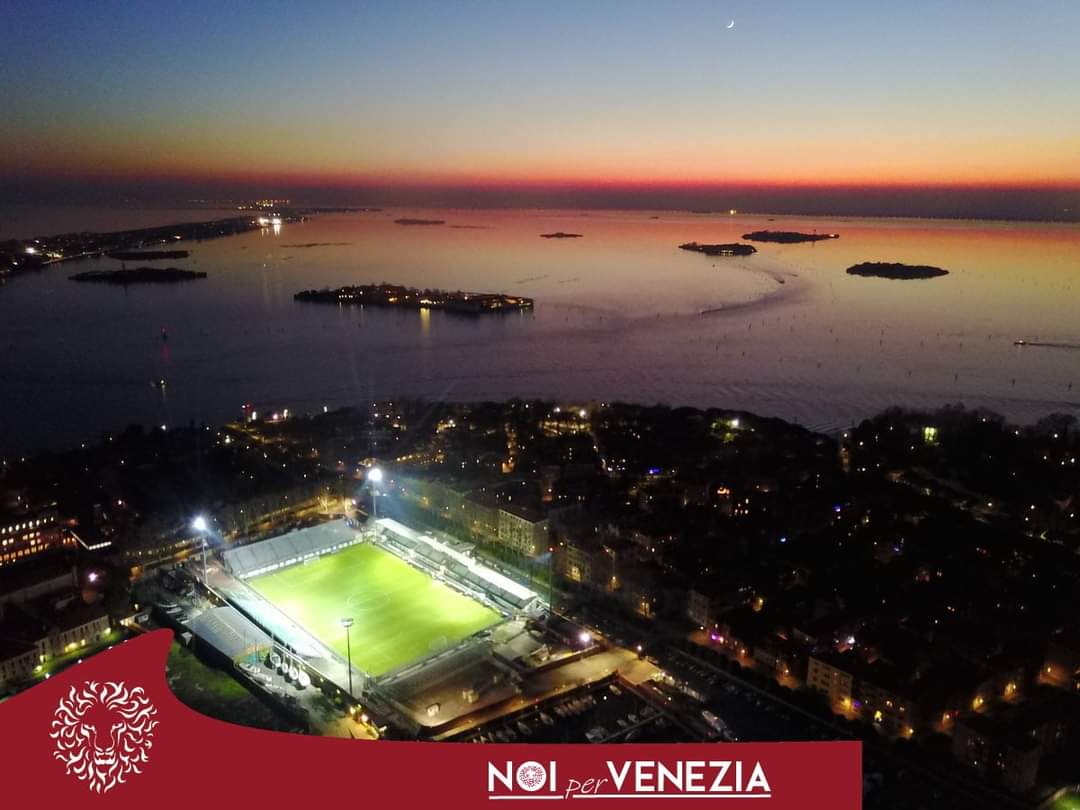 NoiVenezia's tweet photo. Il Penzo è il Venezia ed è Venezia perché rappresenta oltre un secolo di calcio veneziano e perché il contesto nel quale è inserito è unico al mondo.
#noipervenezia #ilpenzovasalvato

(Photo credit: Gentleman Ultra) https://t.co/PDsNdPWaxr