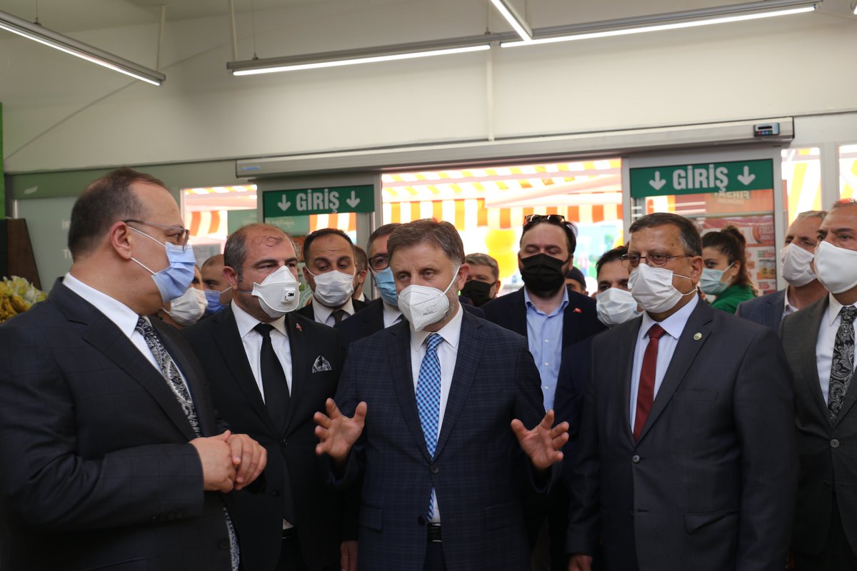 Milletimizin güvenilir ve sağlıklı gıdaya ulaşabilmesi için çiftçimizin emeğini sofralara taşıyoruz. Üreticiyle tüketici arasında köprü vazifesi gören #TarımKredi Kooperatif Market'in 300’üncü şubesi Bursa Yıldırım’da hizmete açıldı.