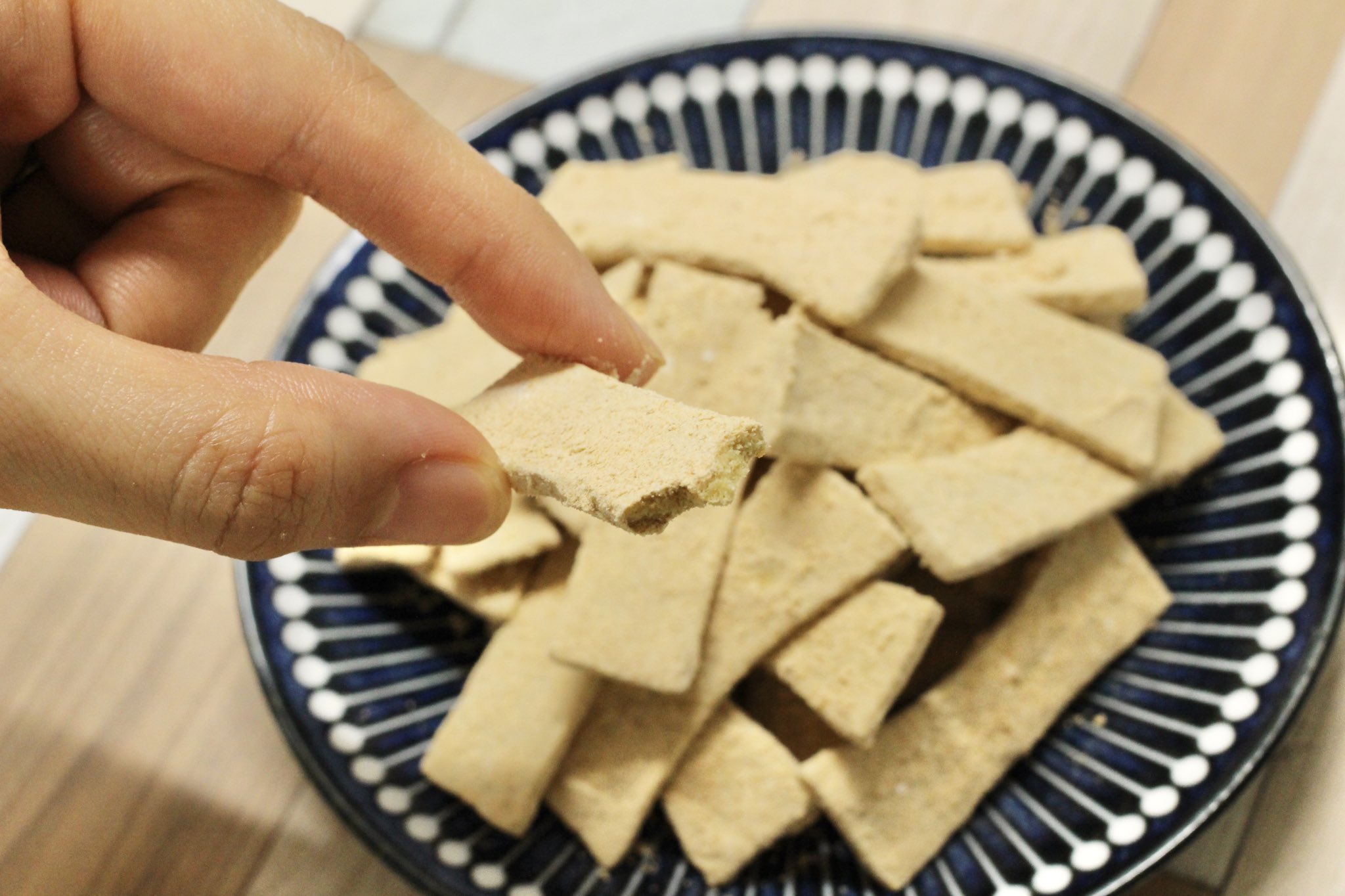 ぼく いらすと料理家 レンチン4分だけの きな粉クッキー めっちゃいい感じ あっ クッキーといっても高野豆腐でできてます Oo めっちゃポリポリ T Co Ctoyop46ku Twitter