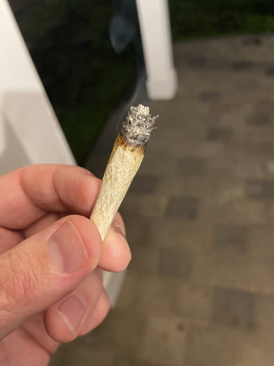 duce_7's tweet photo. Citizen Stash FPOG beautiful buds, nice relaxing high but where’s the nose? 2nd @CitizenStash product I have tried with a dry humidity pack that’s doing way to much work and the lack of scent / taste reflect that. It’s an easy pass for the price vs quality. @ONCannabisStore https://t.co/3oFS5eMNDU