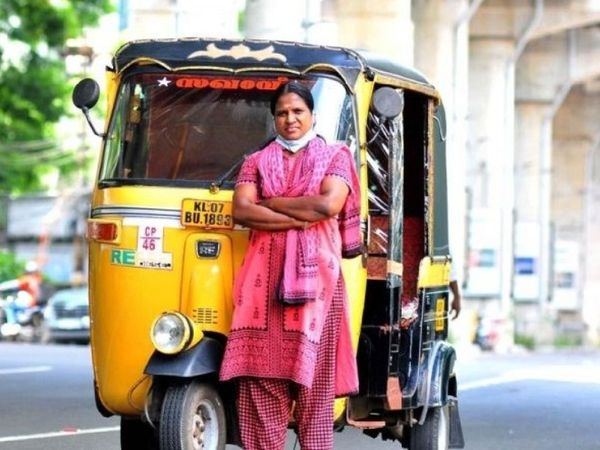 मिसाल बना Sunita R का जज्बा

#Karnataka कि 42 वर्षीय Sunita R, 18 #VolunteerDrivers के बीच चुनी गई 'एकमात्र महिला ड्राइवर'
अपनी #AutoRickshawAmbulance के माध्यम से कर रहीं कोरोना पेशेंट की मदद 
@punjabkesari #PositivityUnlimited #Coronawarrior