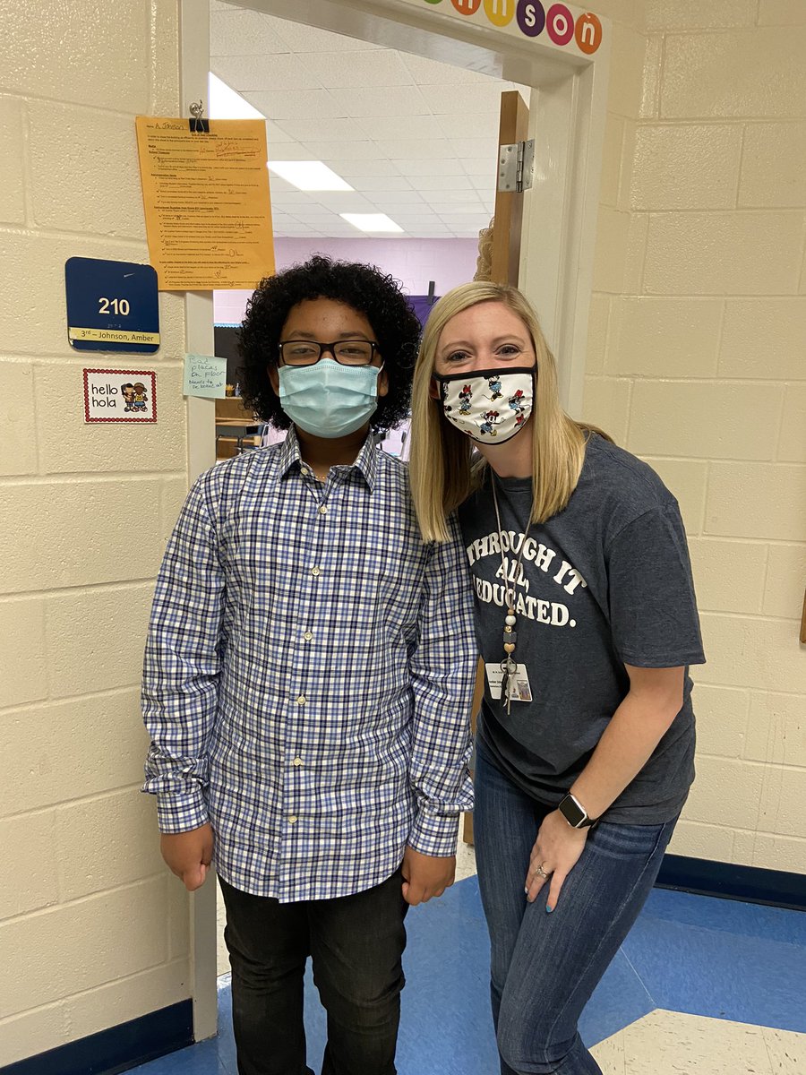 Mrs_Johnson_3rd's tweet photo. One thing I love about the end of every year is when my past students come to say bye! Take a picture and I get to congratulate them 💙 https://t.co/KVh71ZGUyV
