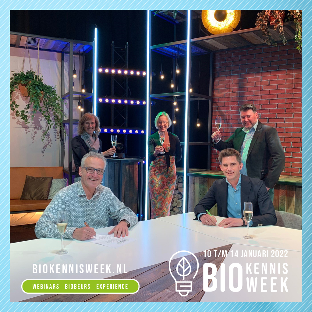 Biobeurs's tweet photo. In 2022 verhuist de Biobeurs naar @Brabanthallen. 21 mei werd de intentieverklaring getekend door @JanGroen4 van Bionext (links aan tafel) en  @Jeroen_Dona van @Libema. De #Biobeurs vindt plaats in de #Biokennisweek van 10 t/m 14 januari 2022. Info: info@bio-beurs.nl #Biologisch https://t.co/6EelOkJHme