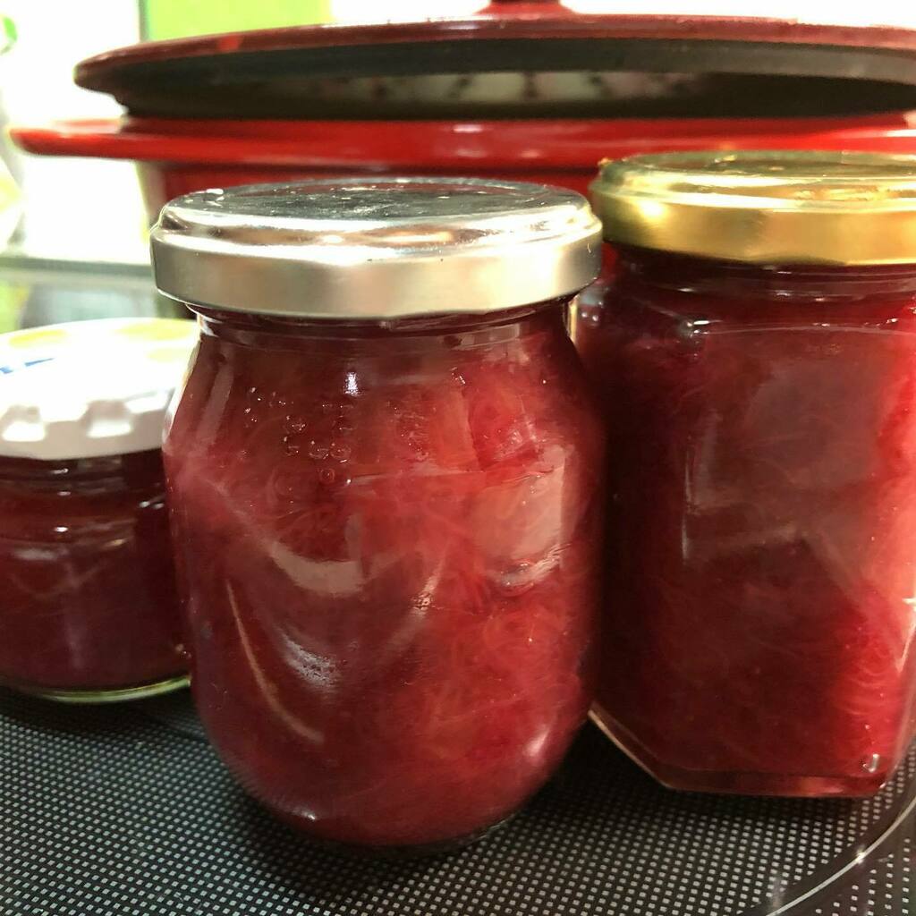 キナーゼ 今年のルバーブジャム 瓶詰め前にアップルパイに添えて試食したのでちょい減り 保存は２瓶半ほどできました 保存食 ルバーブ ジャム 手作り T Co 8q6e94sdb6 T Co 5wobewk3iv Twitter