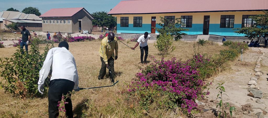 jumuiya's tweet photo. #EACEWeek -Day 3 done ✅ #EAC Secretariat team together with members from Partner States engaged in tree planting,cleaning open areas &amp; awareness program @MtemiMazengo Primary School as  part of activities organized towards #WED on 5th of June worldwide.@pmathuki @UNEP https://t.co/8O6uccGrmN