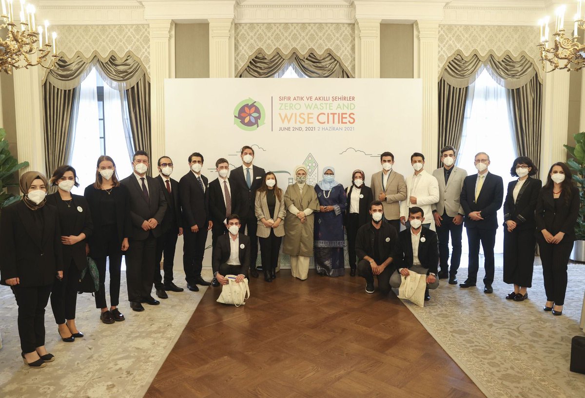 akkadingop's tweet photo. Sayın Cumhurbaşkanımızın kıymetli @EmineErdogan Hanımefendi, BM Habitat tarafından "Atık Alanında Akıllı Şehirler Küresel Şampiyonu" ödülüne layık görüldü. Bu ödülü Hanımefendi'ye, UN-Habitat İcra Direktörü Maimunah Mohd Sharif takdim etti.
#SıfırAtık https://t.co/e1meatc2yk
