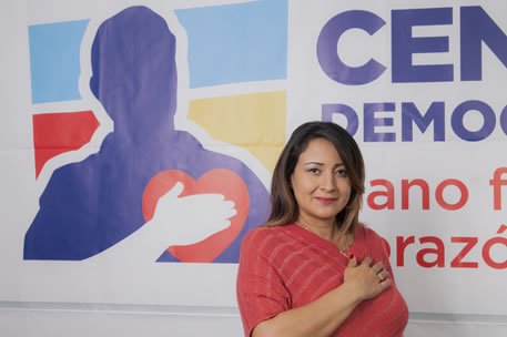 Eclides3's tweet photo. Tatiana Cabello Flores, exrepresentante a la Cámara, fue acusada por la Corte Suprema de Justicia, por cobrarle a sus asesores una cuota mensual de sus sueldos.
Al uribismo no le gusta lo regalado, le encanta lo robado. https://t.co/gyn5k5QwWQ