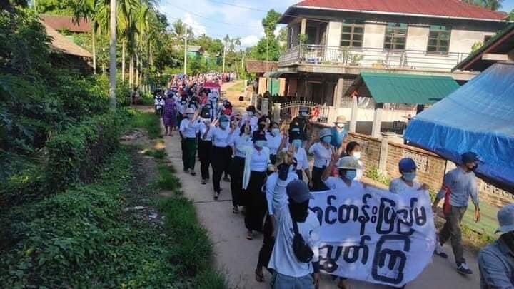 khine1914's tweet photo. Students,residents and education staffs in Lower Yebyu village, Launglon township marched in protest against military dictatorship on the afternoon of June3.

#LessTalkMoreActionsASEAN #WhatsHappeningInMyanmar #June3Coup #MilkTeaAlliance https://t.co/Jgk0hgkue7