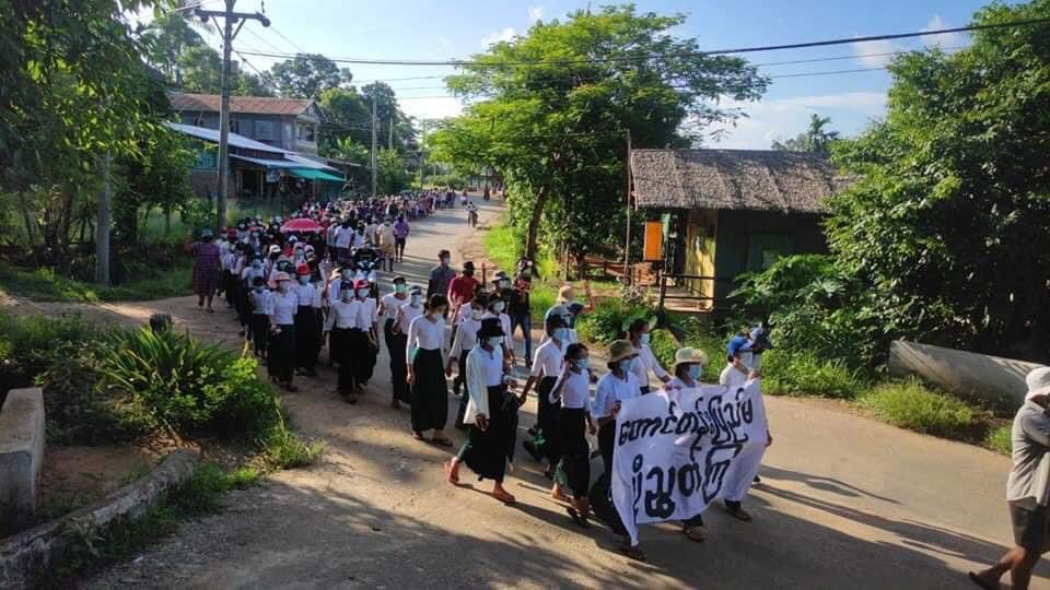 khine1914's tweet photo. Students,residents and education staffs in Lower Yebyu village, Launglon township marched in protest against military dictatorship on the afternoon of June3.

#LessTalkMoreActionsASEAN #WhatsHappeningInMyanmar #June3Coup #MilkTeaAlliance https://t.co/Jgk0hgkue7