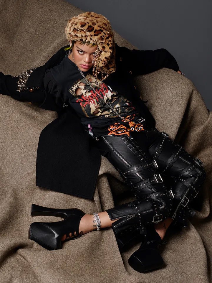 TeamOfRihanna's tweet photo. Rihanna for Vogue Italia 🇮🇹📸 https://t.co/W2v8Zn93XW