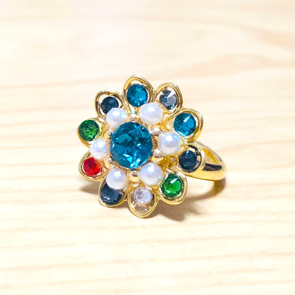 なんと先日、ツナ丸さん(@seachicken_can)の江リングプレゼント企画に当選しました‼️🎁 青が綺麗な松井くんカラーの指輪をいただきました🥰💍💕 光にあてるとこれまたすっっっごく綺麗に光るんです…!!
指輪はMY本丸の松井くんにお守りとして装備させたいと思います…🙏🌸 