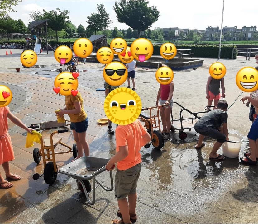 OBSDEPLANTAGE's tweet photo. Dit prachtige weer vraagt natuurlijk om waterpret. Juf Karin van groep 1/2 creëerde met haar groep een ware fietsenwasstraat. Naast dat de kinderen hier onwijs van hebben genoten, is ons buitenspeelgoed weer blinkend schoon! https://t.co/TyNk3anYxV