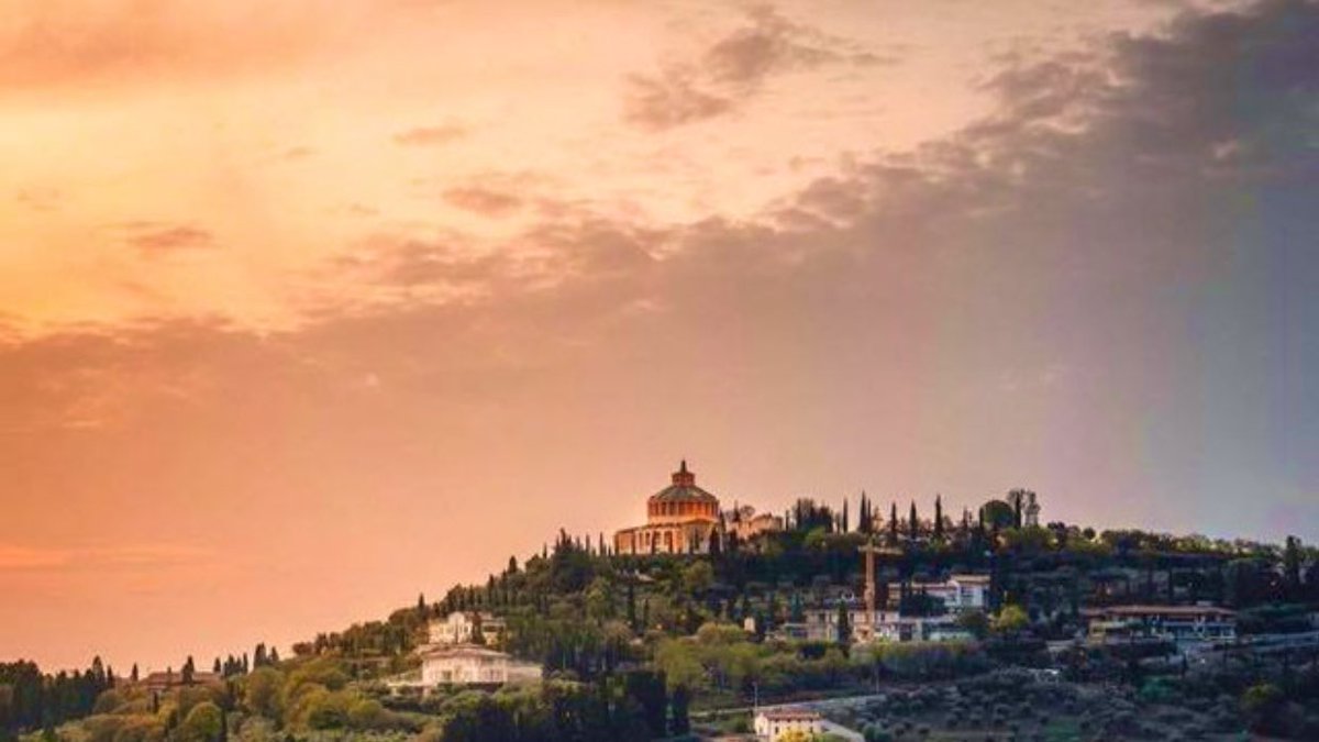 Forte San Leonardo è stata una fortificazione posta sulle colline di Verona, voluta nel 1838 dal direttore dell’Imperiale Regio Ufficio il maggiore generale Franz von Scholl. Venne trasformata radicalmente nel 1952 per ospitare la chiesa di Nostra Signora di Lourdes.  #3giugno
