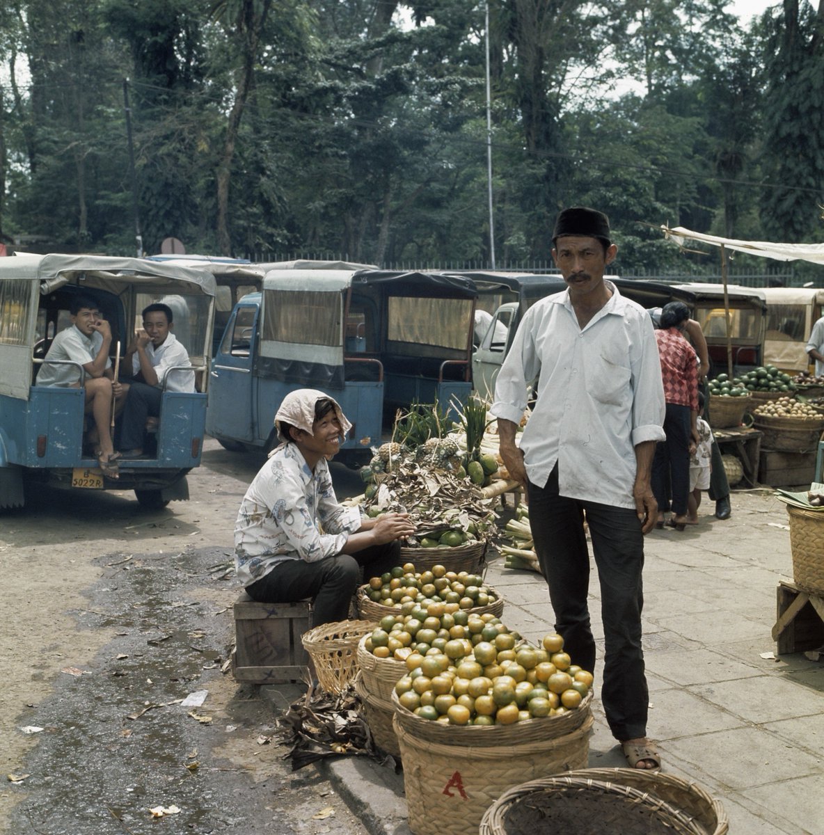 potretlawas's tweet photo. Orang-orang di kiri kanan jalanan Jakarta, 26 Agt 1971.

Bidikan fotografer kantor berita foto Anefo, Joost Evers, di sela kunjungan Ratu Belanda. Sedari penjaja es potong hingga penjual buah. Dari arsip Nationaal Archief. https://t.co/ZAZS1YuPab