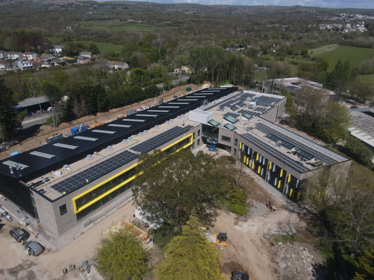 BridgendCollege's tweet photo. Os wyt ti'n meddwl bod ein Academi STEAM a Chanolfan Tirseiliedig newydd sbon yn edrych yn dda o bell, arhosa nes weli di tu mewn... 👀
#AddysgSTEM #AddysgBellach #AddysgUwch #Prentisiaethau @isglimited https://t.co/R7Mb0g1uoj
