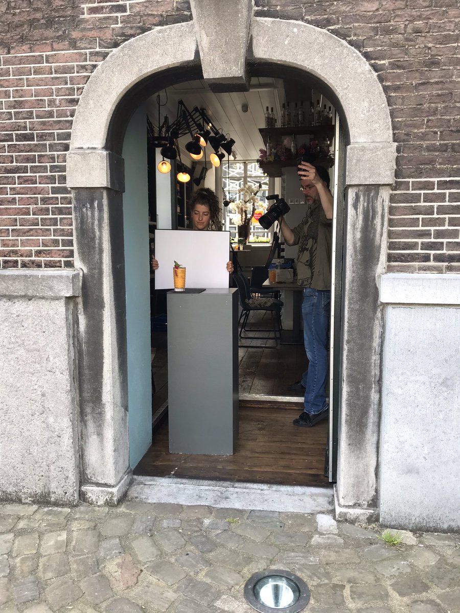 Ooit afgevraagd hoe ze die glossy cocktail foto’s maken waar je dorst van krijgt? #cocktail #ketel1 #hardlemonade #shakeoff #dutchdune #slowdrink #schiedam #stadhuis