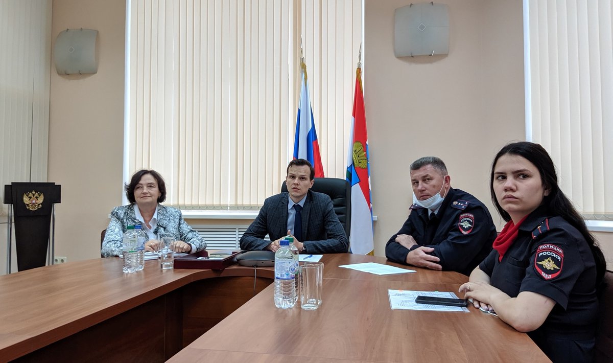 depsamobr63's tweet photo. В режиме ВКС с руководителями ОУ сотрудники ОГИБДД УМВД России по г. Самара напомнили о правилах безопасного отдыха детей в период летних каникул, а также был рассмотрен порядок организации и осуществления перевозок детей автобусами и ответственности за их нарушение. https://t.co/l3dW7zsKGg