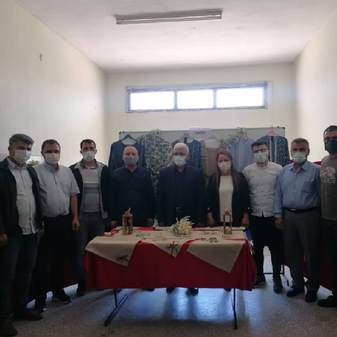 #HayatBoyuÖğrenmeHaftası kapsamında yıl sonu sergimizin açılışını İlçe Milli Eğitim Müdürümüz Sn.Mustafa EKE ve kurum müdürlerimizin katılımı ile yaptık. Sergimiz Hayat Boyu Öğrenme haftası boyunca ziyarete açıktır.