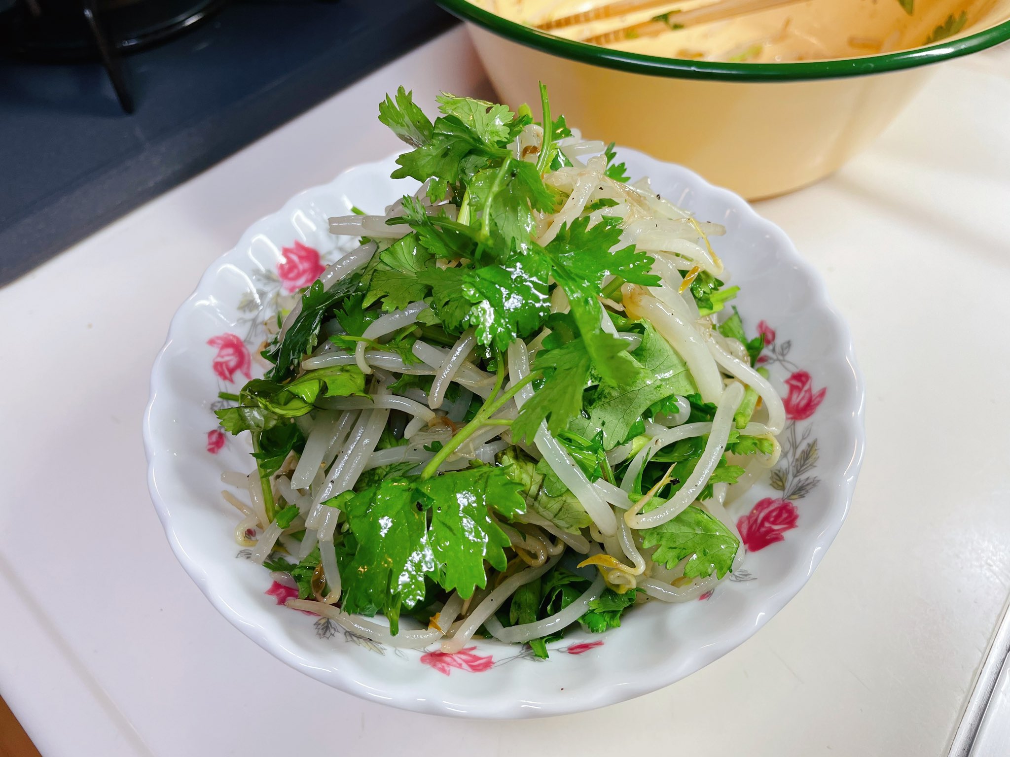 おりえ いつもの とりあえずこれ出しておけば のひとつ 中華の日は決まって出す もやしと香菜のサラダ もやし1袋500wで4分チン 水気を切る 袋の端切って軽く振って水切り 香菜 鶏ガラ顆粒小さじ1 胡麻油小さじ2 サラダ油小さじ2 ニンニク