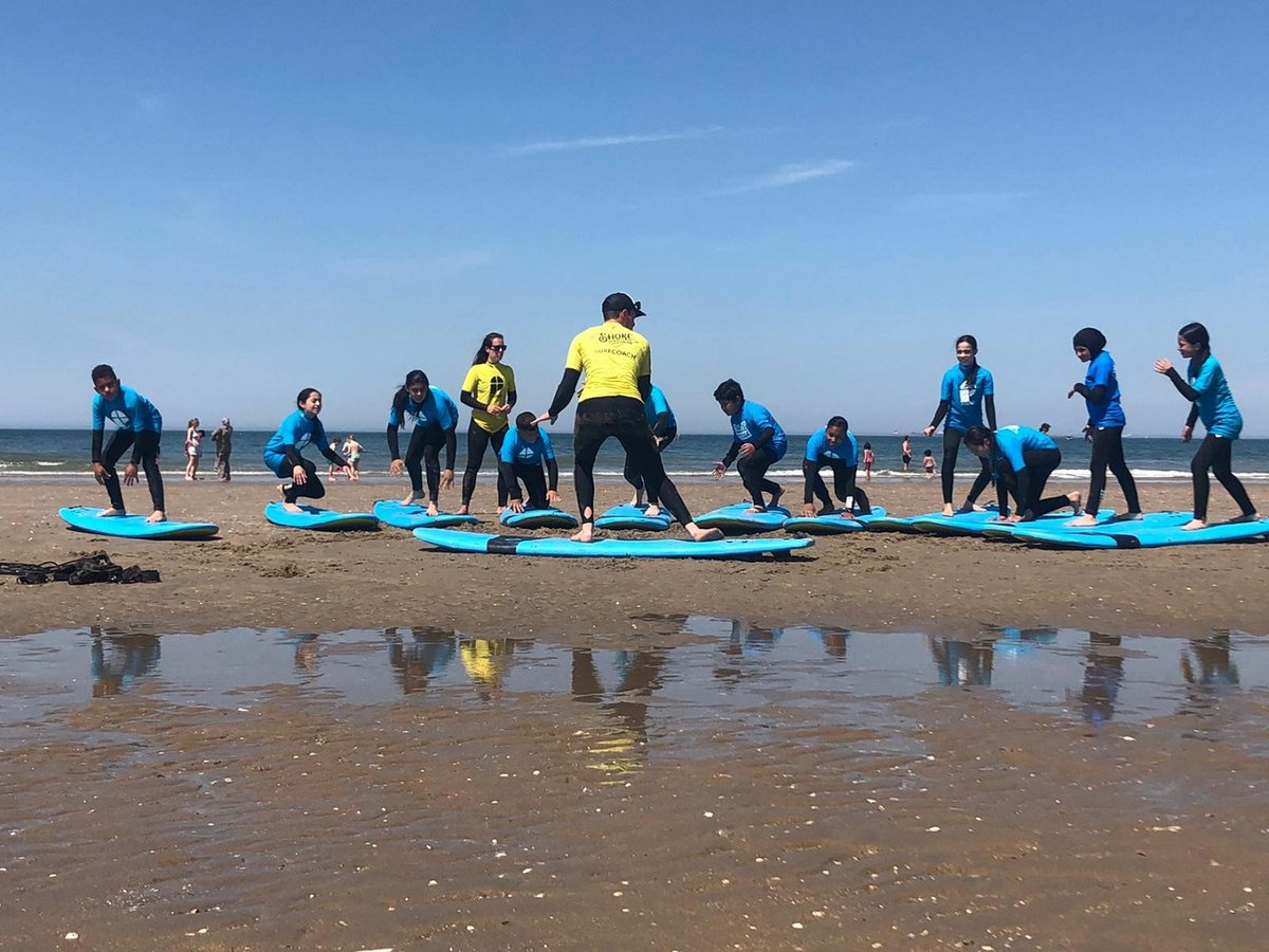 CIOSZuidwestNL's tweet photo. CIOS student Watersport geeft golfsurfen aan basisschoolkinderen in Scheveningen. Dit mooie project wordt mogelijk gemaakt door subsidie van @GemeenteDH in samenwerking met Holland Surfing Assiociation.
#CIOSZWNL #CIOSNL #CIOS #Stage #BPV #lerenindepraktijk #surfen #golfsurfen https://t.co/PTJTLY5mC7
