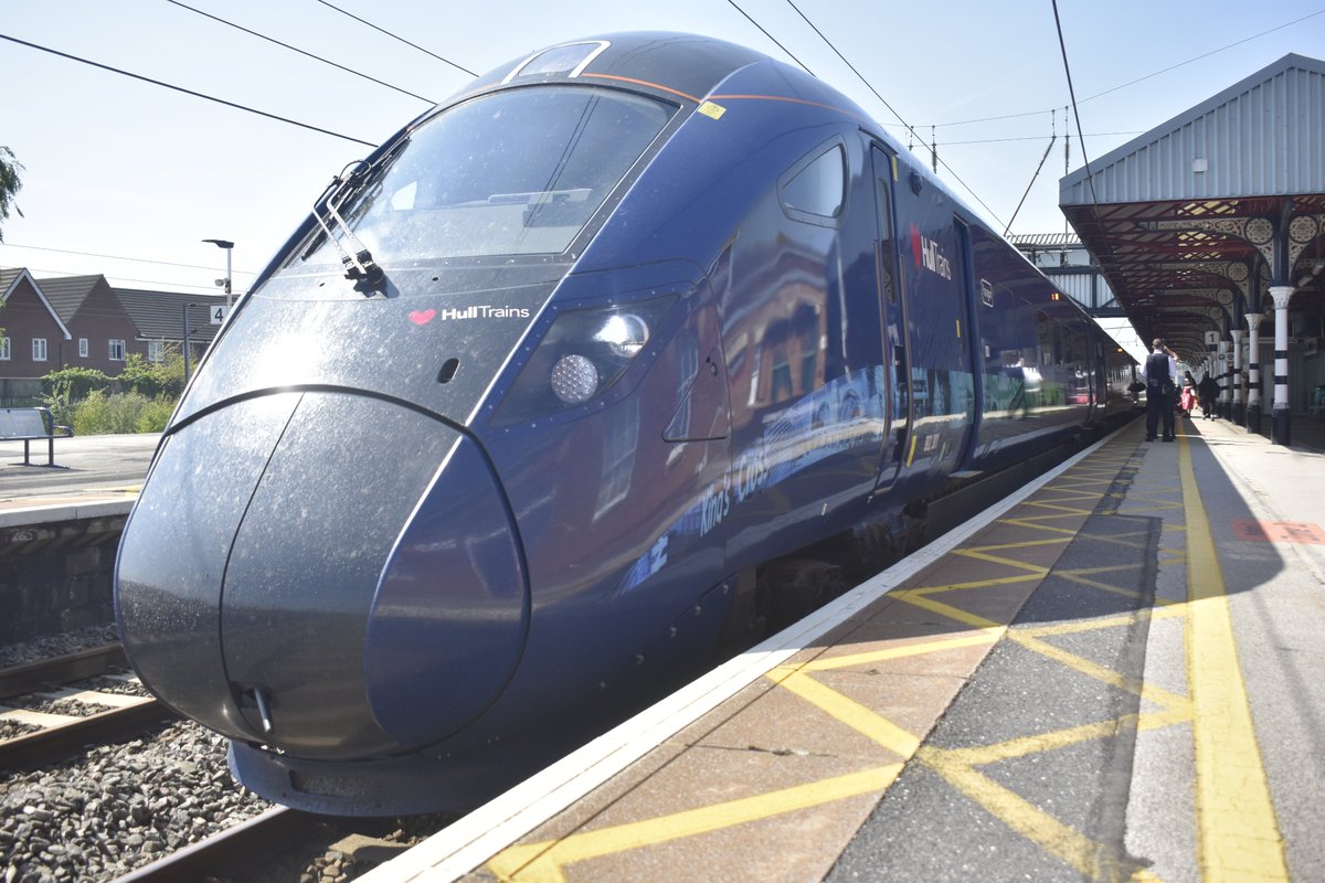 Class8xx's tweet photo. Things slowly get back to normal 802 301 @Hull_Trains @LouiseC_HTrains working south on Wednesday in the sun #class80x #Paragon https://t.co/NYZmb9l4p3