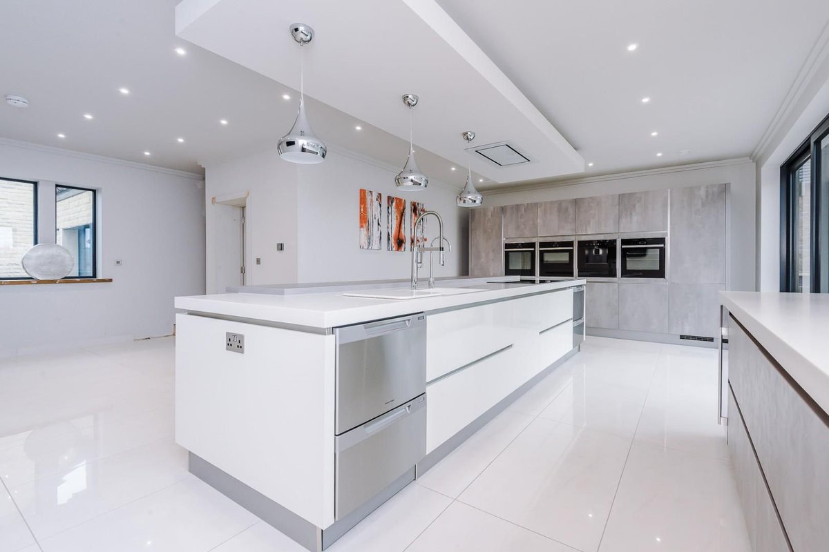 ClavesEstates's tweet photo. This state-of-the-art kitchen belongs in a magazine; it’s where your dream becomes reality with sleek cutting-edge design, where no minor detail has been overlooked. 

To see the rest of this stunning property visit >> https://t.co/HUdyRe4BgX

#kitchendesign #interiordesign https://t.co/l1QAkJW0HP