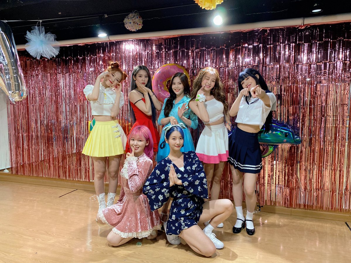 8_OHMYGIRL's tweet photo. [#OhTimes] Dun Dun Dance Special Video | For MIRACLE 📸

던던댄스에 많은 사랑을 보내주었던 미라클을 위해 특별한 선물을 준비한 오마이걸😘🎁
그 때 그 시절로 돌아가 추억 여행 완료‼️💝

#오마이걸 #OHMYGIRL #OMG https://t.co/5SYgzgZOPk