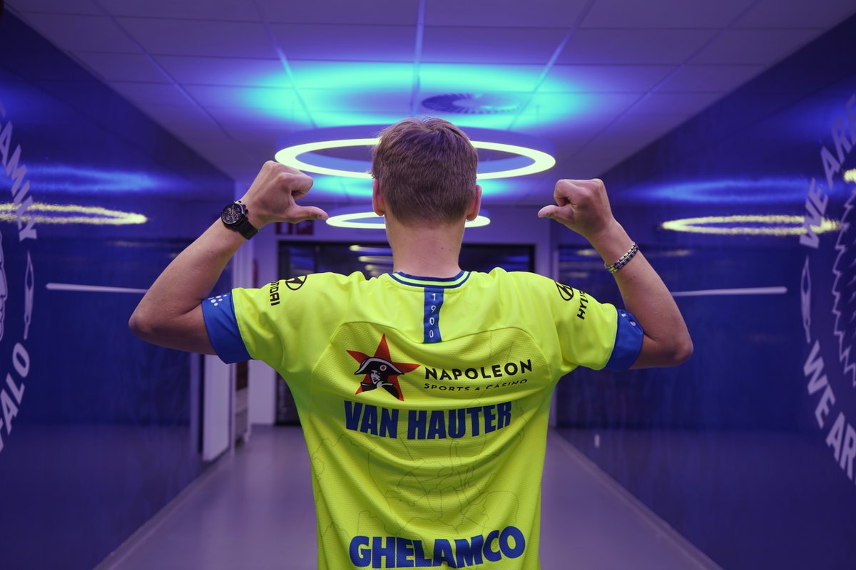 ✍🏼 Belofte Robbie Van hauter tekent een contract tot 2024. Go Robbie! #kaagent #COBW #BuffaloTalentCenter