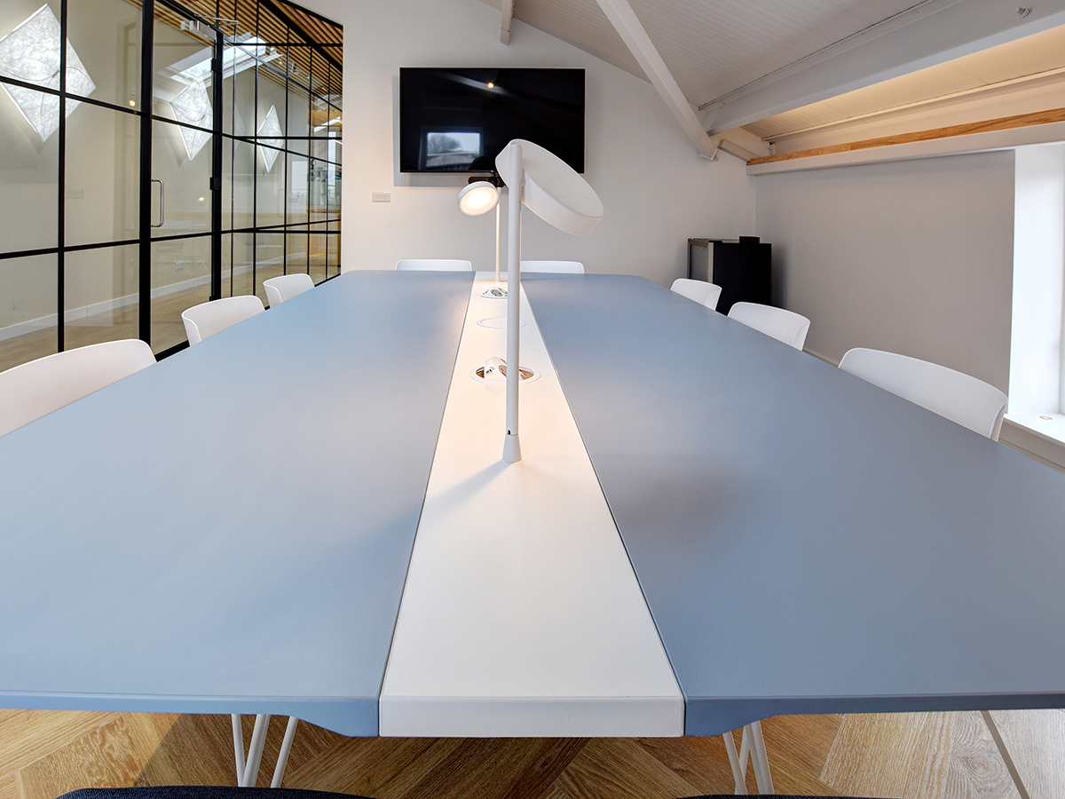 Have you seen our latest case study featuring the Channel Work Table? Featuring a denim blue worksurface, white lights, power module and hairpin legs it looks fantastic! See the full case study online: flexiform.co.uk/case-studies/c…