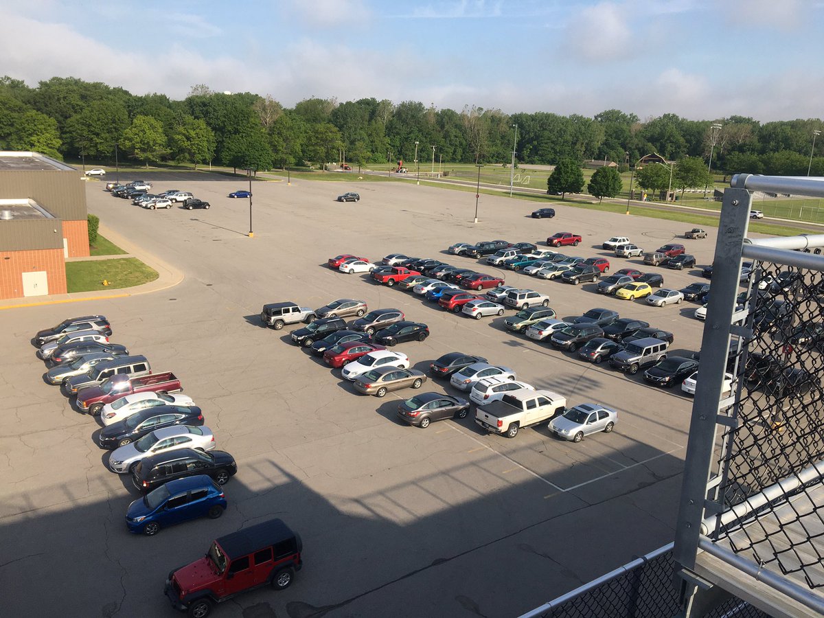 PTVatPHS's tweet photo. Less than five minutes for commencement practice to begin! Perfect day for practice! 👩🏼‍🎓Special shout out to @PlymouthHSpcsc Jayson Metcalf who is volunteering to run the live stream feed today &amp; tomorrow❗️🎥👏🏻👍🏻 👨🏼‍🎓 https://t.co/BUWvpyD1mP