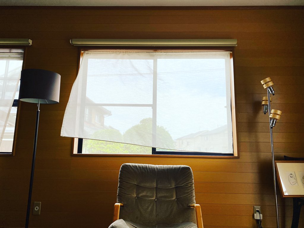 m_ganeza's tweet photo. 梅雨の中休み
東南の角部屋
隣の畑を通って来る風✨
大好きな家具と照明器具
息子の描いた絵
あ〜気持ち良い💕
幸せ😍
#東南の角地 #風通しの良い家 #天童木工 #ブルーノマットソン #ブルーノマットソンの椅子 #天童木工マルガリータ #brunomathsson #山田照明 https://t.co/RJpbU4Wn9d