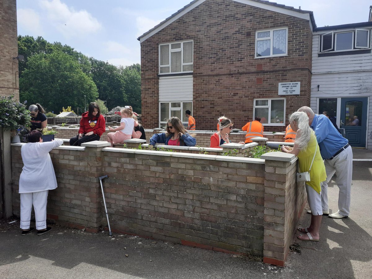 _pinnaclegroup's tweet photo. Delighted to see our team @NVHWoking out in the sunshine with Lakeview residents planting their new #community garden. Thanks @SercoESUK and @WokingBeat for all your help. We look forward to seeing the planters flourish! 🌸☀️🌿 #communityimpact https://t.co/ZDHagdeNkN