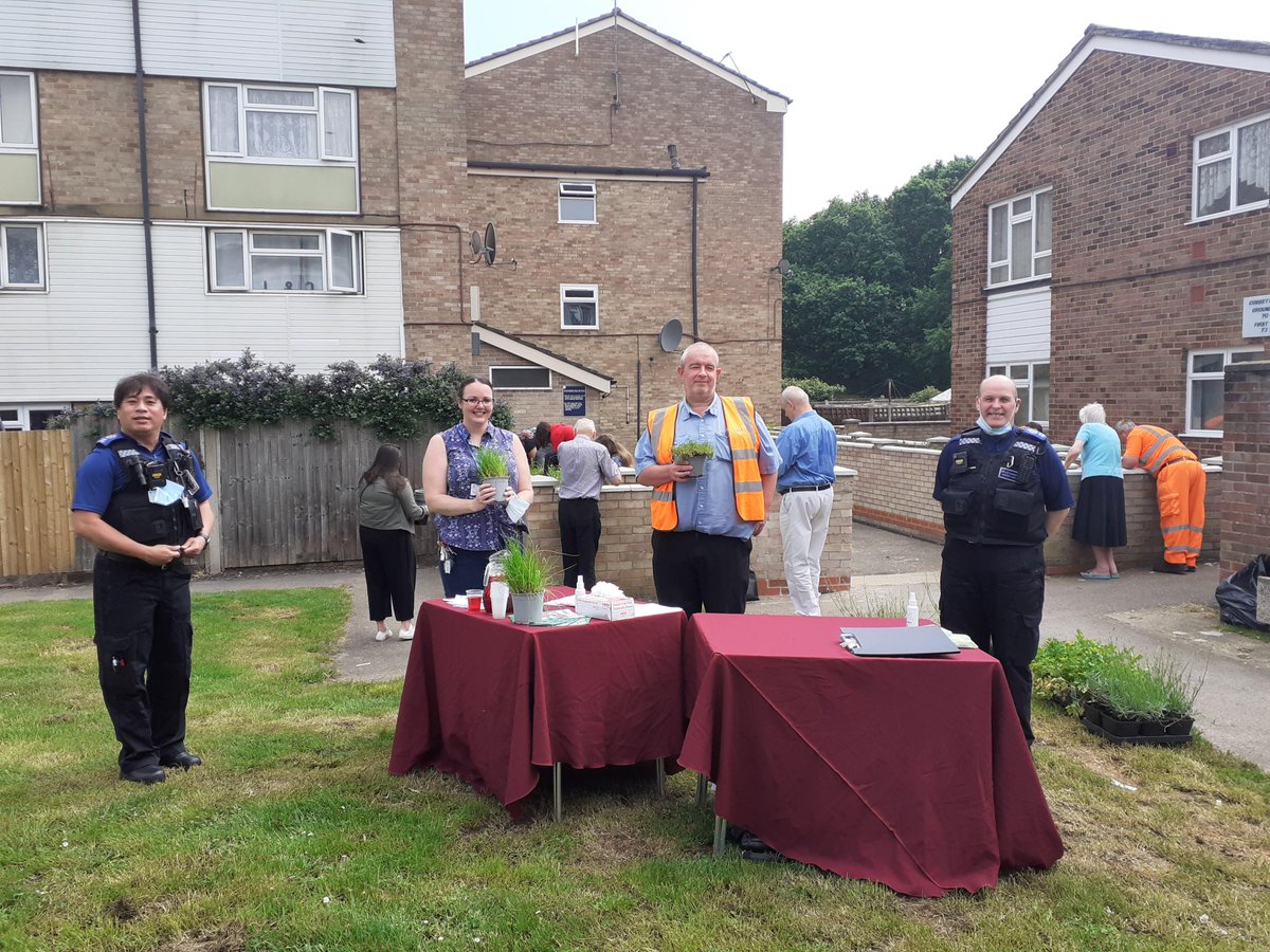 _pinnaclegroup's tweet photo. Delighted to see our team @NVHWoking out in the sunshine with Lakeview residents planting their new #community garden. Thanks @SercoESUK and @WokingBeat for all your help. We look forward to seeing the planters flourish! 🌸☀️🌿 #communityimpact https://t.co/ZDHagdeNkN