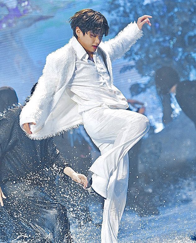 archivefortae's tweet image. LOOK AT HIM 😭