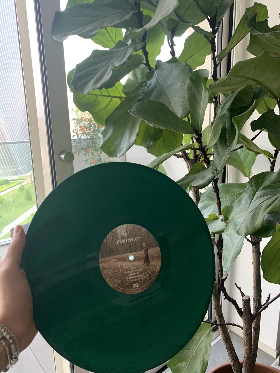 @taylorswift13 Just look at this beauty 🥰😍 she’s home and REALLY In her element here #evermorealbumVinyl 🥰 I LOVE THIS ALBUM SO MUCH !!🥺 
