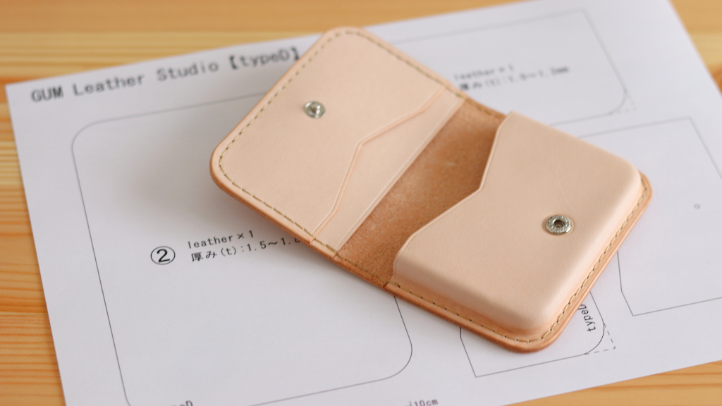 LeatherGum's tweet photo. 革で革を絞る。
近日動画公開予定。
typeD

#レザークラフト #型紙 #ハンドメイド #絞り #カードケース https://t.co/4nfSzLk0A0