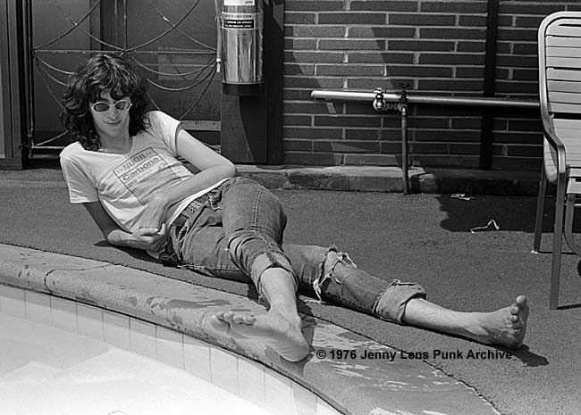 RT @NewWaveAndPunk: Joey Ramone of #TheRamones in San Francisco, 1976, by Jenny Lens. https://t.co/83FWPbOWBY