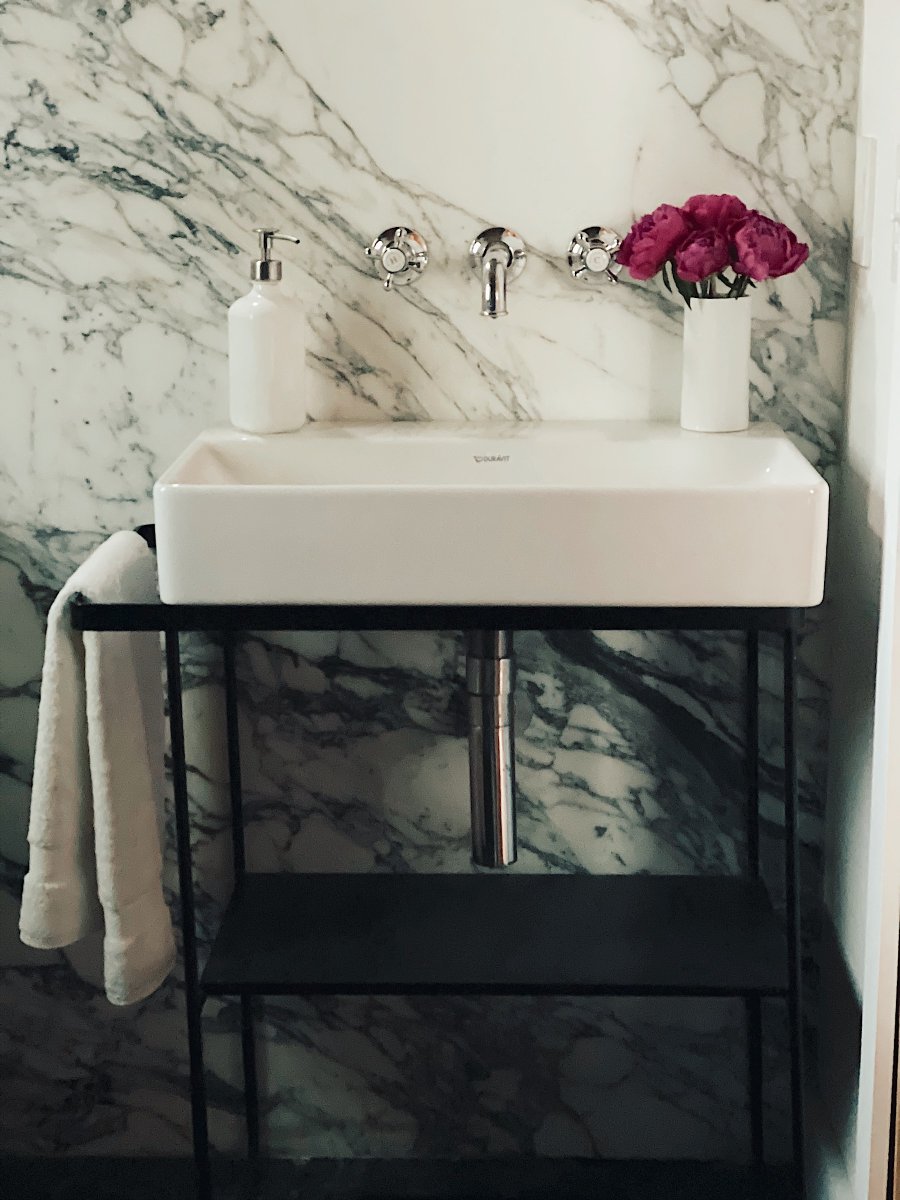 Duravit's tweet photo. Needing a little #SummerInspiration? Check out these beautiful images from @summerbellessa's #Duravit bathroom remodel! We are loving the #DuraSquare sink & #HappyD2 two-piece toilet - great pieces to add a little refresh to any bathroom space! #bathroomrenovation #bathroominspo https://t.co/Fr7ne7YGSm