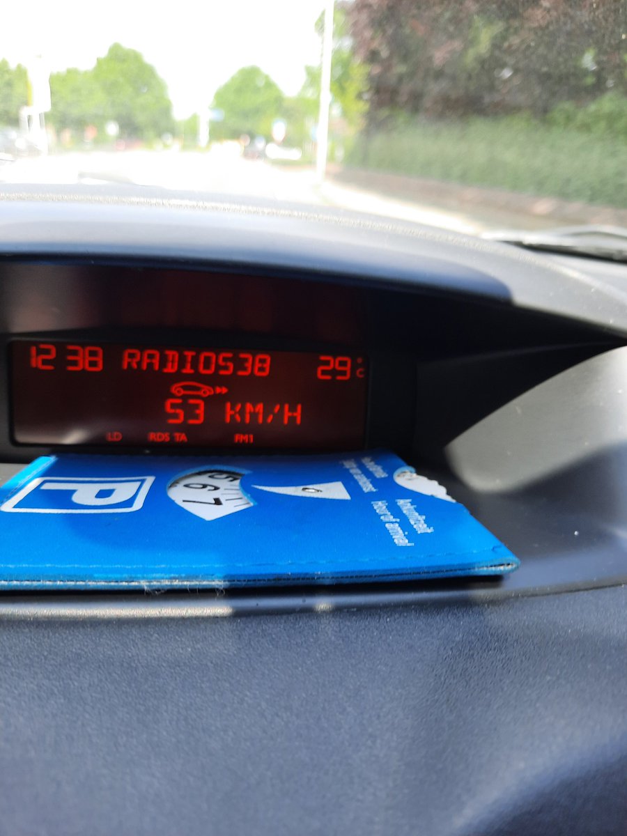 Michelpapenborg's tweet photo. Warm in de auto #summer https://t.co/KpJzgdWWhN