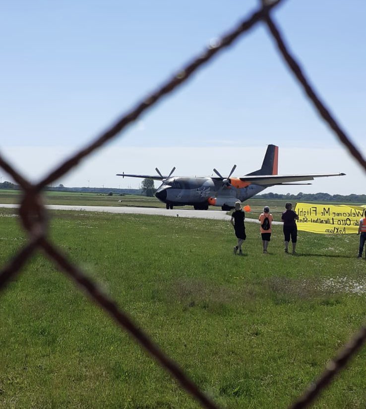 Team_Luftwaffe's tweet image. In der @Lilienthalstadt #Anklam, dem östlichsten Punkt der heutigen Tour, war die #Transall regelmäßig zu Gast. 10000e lockte das Flugplatzfest immer wieder in die Geburtsstadt des deutschen #Flugpionier|s. Viele Fans kamen heut nochmal. #Retrobrummel #GoodbyeTransall #Legende