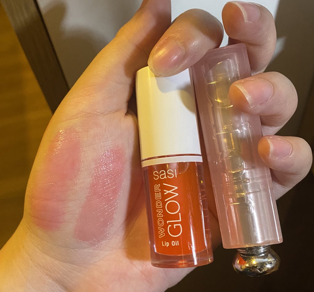 longreoy2's tweet photo. โอ้มายก่อด นึกว่าทา Dior lip glow น้องคือ sasi lip oil ลองซื้อมาเพราะลดเหลือ 88 บาท ทาแล้วทิ้งไปไว้ซักพักน้องจะค่อยๆเปลี่ยนสีซึ่งมีความคล้ายมาก ลองเช็ดออกเหลือ stain ค้างที่ปากจางๆ ไม่นีออน ชุ่มชื้นใช้ได้(ช่วงนี้ปากแตกมาก😢) ปังมากไปตำ
 #HowtoPerfect #ไว้รีวิวห้ามขายของโว้ยย https://t.co/rFfFk0QyQY