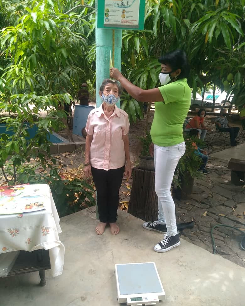 salainass's tweet photo. #DeInterés | El #INASS Lara conjuntamente con el #INN realizó jornada de talla y peso en la comunidad de la Toñona del municipio Torres, brindando atención a más de 54 adultos y adultas mayores, niños y personas con discapacidad. #LaFamiliaQueProtege #InvenciblesHoy @Maga_Vina https://t.co/NppZke5EqA